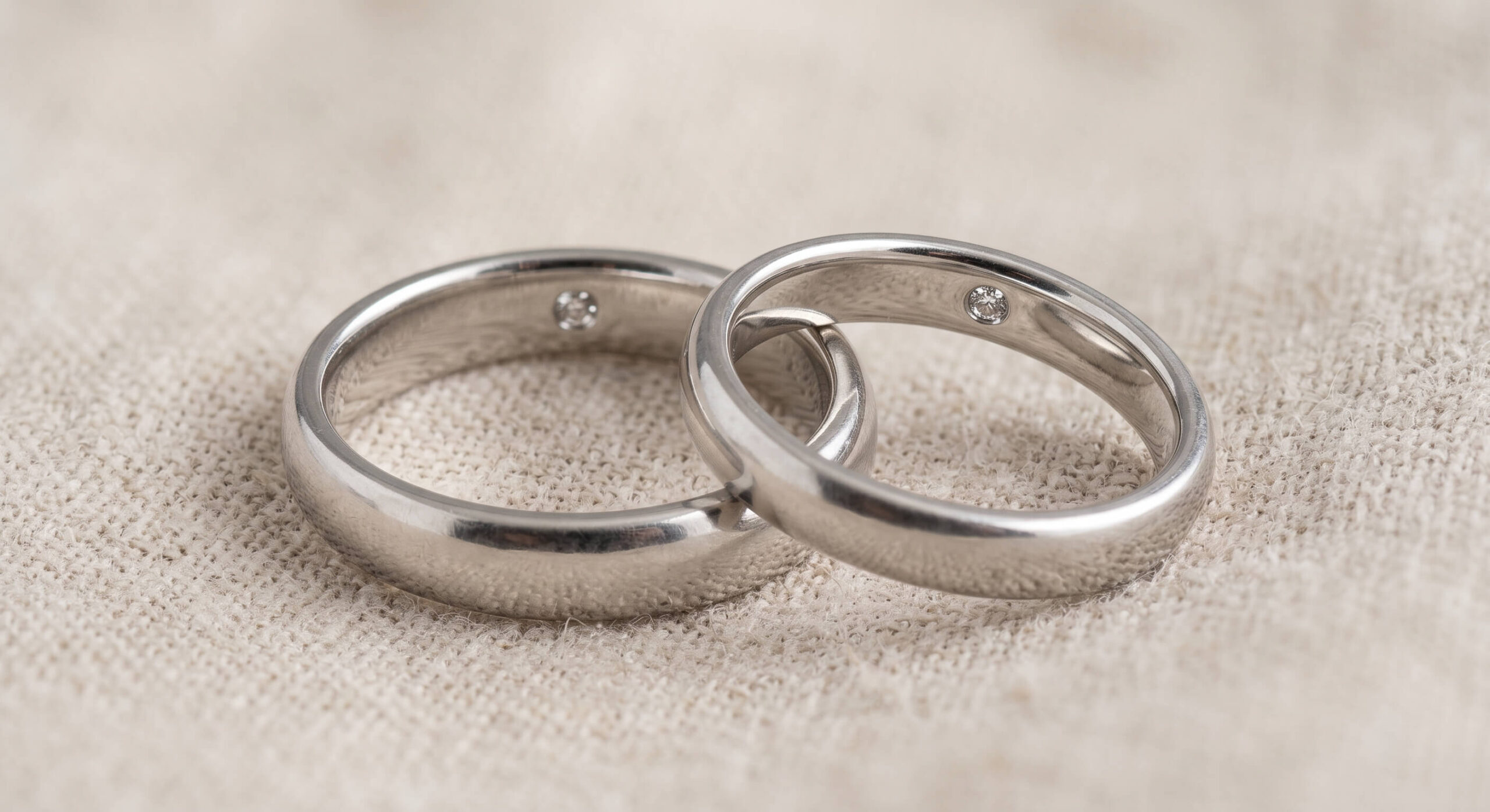 内装にダイヤモンドの入っている結婚指輪